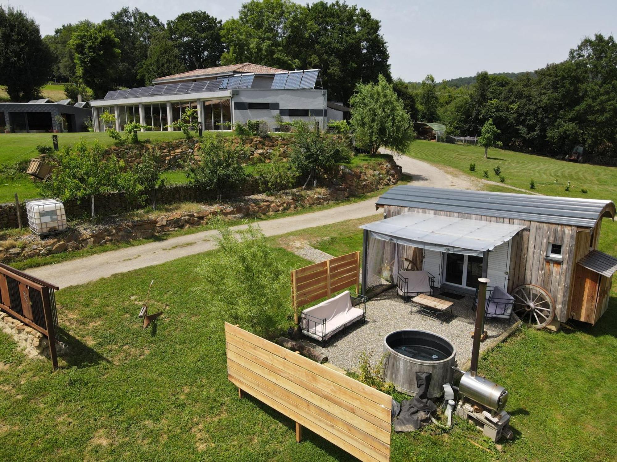 Les Milles Bottes Et Ses Roulottes Villa Encausse-les-Thermes Exteriör bild