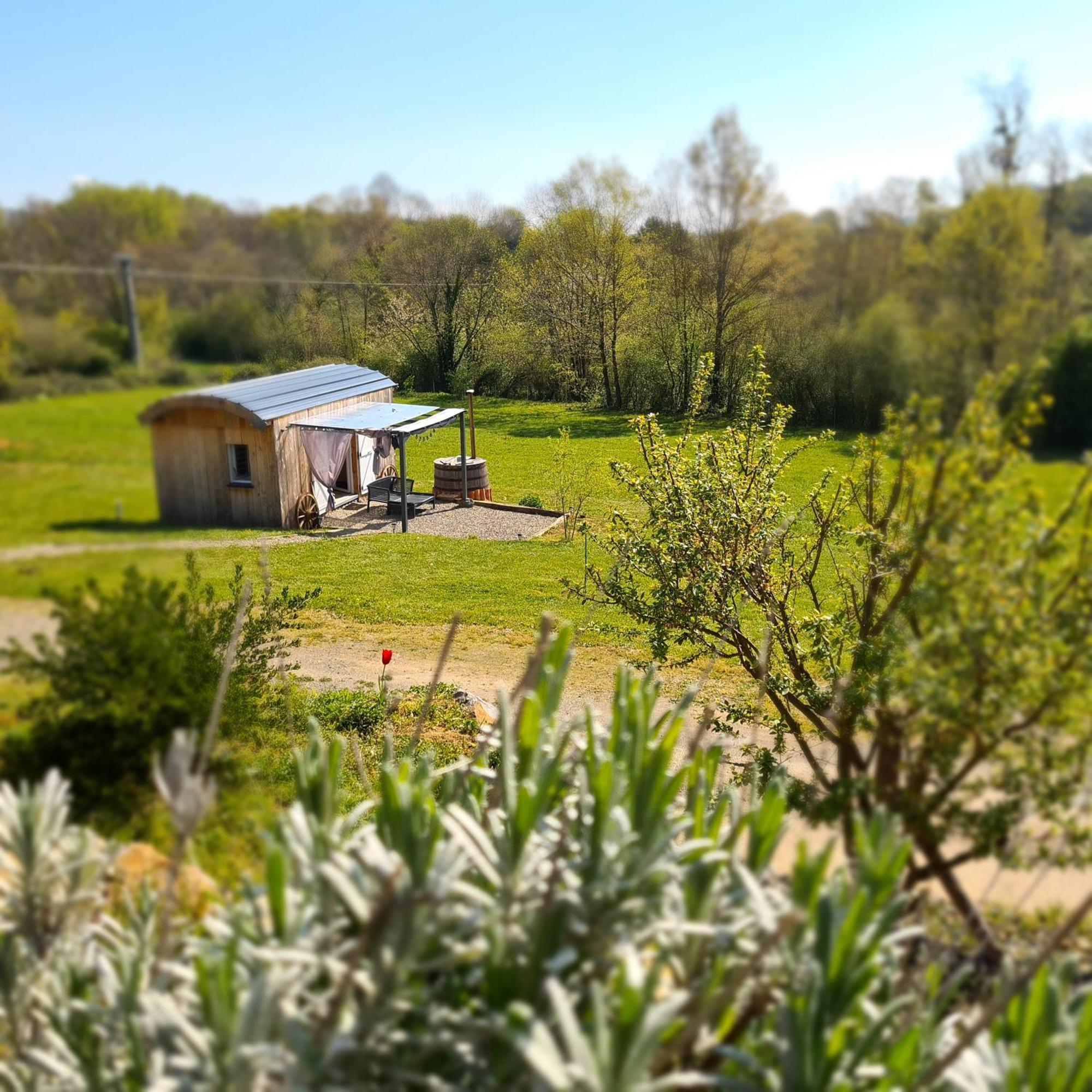 Les Milles Bottes Et Ses Roulottes Villa Encausse-les-Thermes Exteriör bild