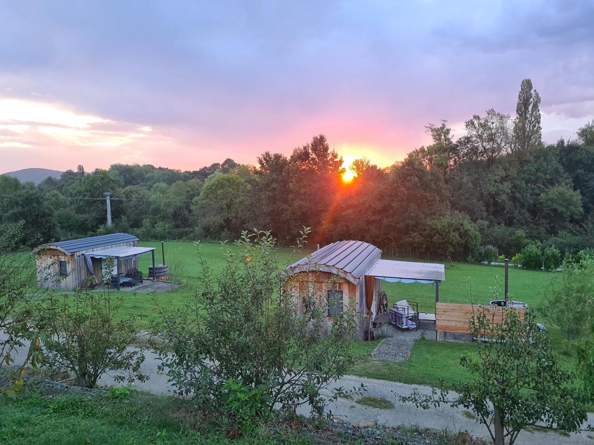 Les Milles Bottes Et Ses Roulottes Villa Encausse-les-Thermes Exteriör bild